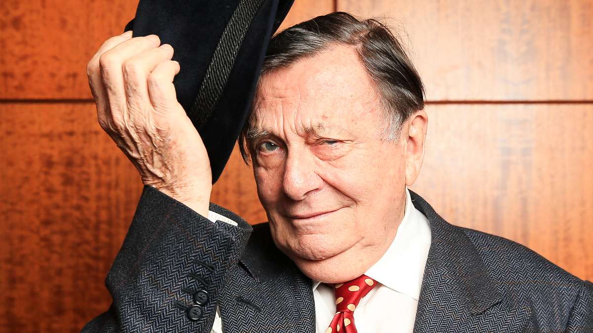 A close friend of the late Barry Humphries has launched a fierce defence of him in the wake of controversies that dogged him in his later years couriermail.com.au/entertainment/… #RIPBarry #RIPBarryHumphries
