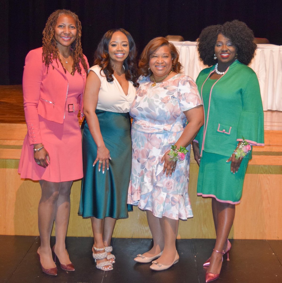 Anointed08's tweet photo. Today, my sorority awarded 26k dollars in scholarships to some very deserving youth in Pulaski County. #BetaPiOmega #ServiceToAllMankind ⁦@akasorority1908⁩ 💕💚💕💚 https://t.co/EY0uXRGCb6