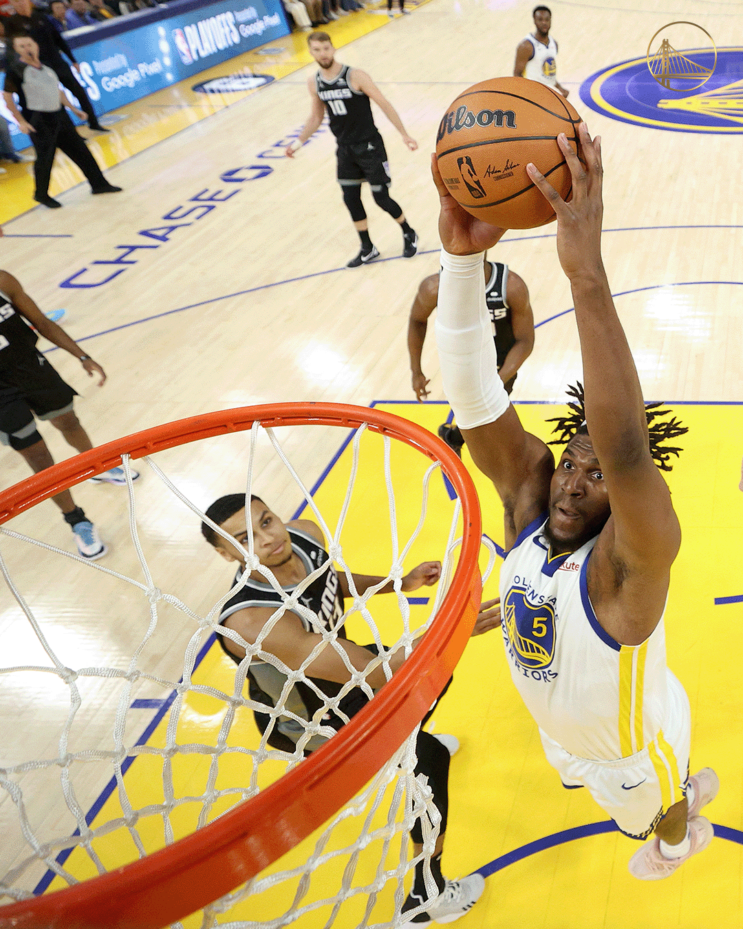 Kevon Looney dunks a basketball