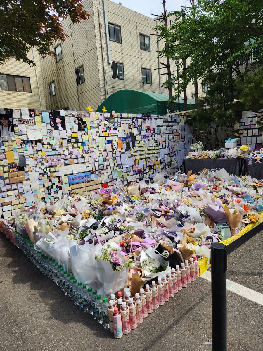 MJ_oling0305's tweet photo. 빈이는 행복하겠다
어딜 가든 빈이를 사랑해주는 사람이 많아서💜 https://t.co/wiw8y3DglD