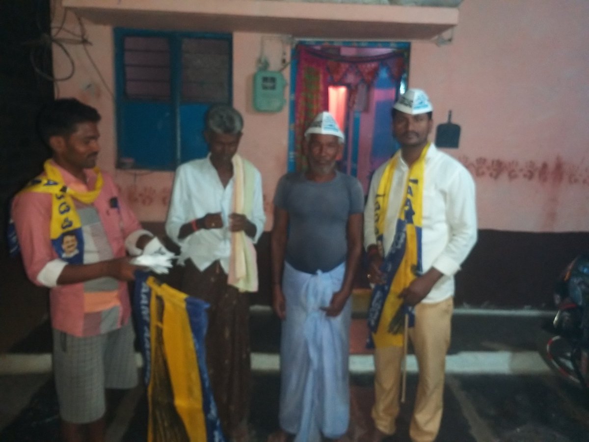 aywkoppal's tweet photo. ಕನಕಗಿರಿ ಕ್ಷೆತ್ರದ ಯರಿಸ್ವಾಮಿ ಯವರು ಕುಂಟೋಜಿ ವಾರ್ಡ್ 1 and 2
ಡಗ್ಗಿ ಕ್ಯಾಂಪ್ ವಾರ್ಡ್ 1 ಮನೆ ಮನೆ  ಪ್ರಚಾರ ಮಾಡಲಾಯಿತು https://t.co/FEWozmv9VZ