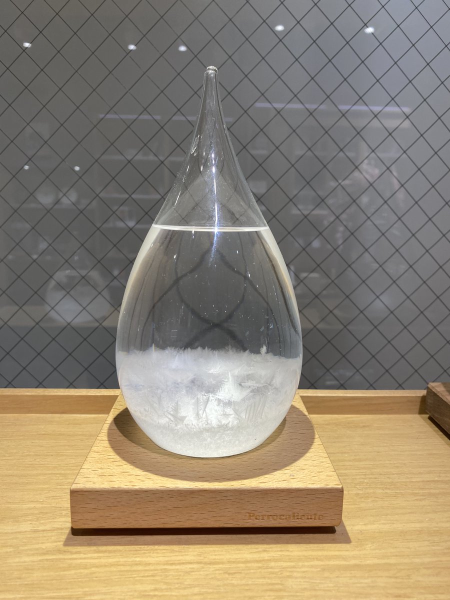 Ginza_Itoya's tweet photo. 19世紀のヨーロッパで使われていた気象予報器「ストームグラス」を雫の形にした、様々な結晶の表情が楽しめるガラスのオブジェ #テンポドロップ インテリアとしてもオシャレ。興味をもつ人も多いので贈り物としておすすめです。
G.Itoya6F
#itoyahome
#TempoDrop
#母の日ギフト https://t.co/roW1VpQhbY