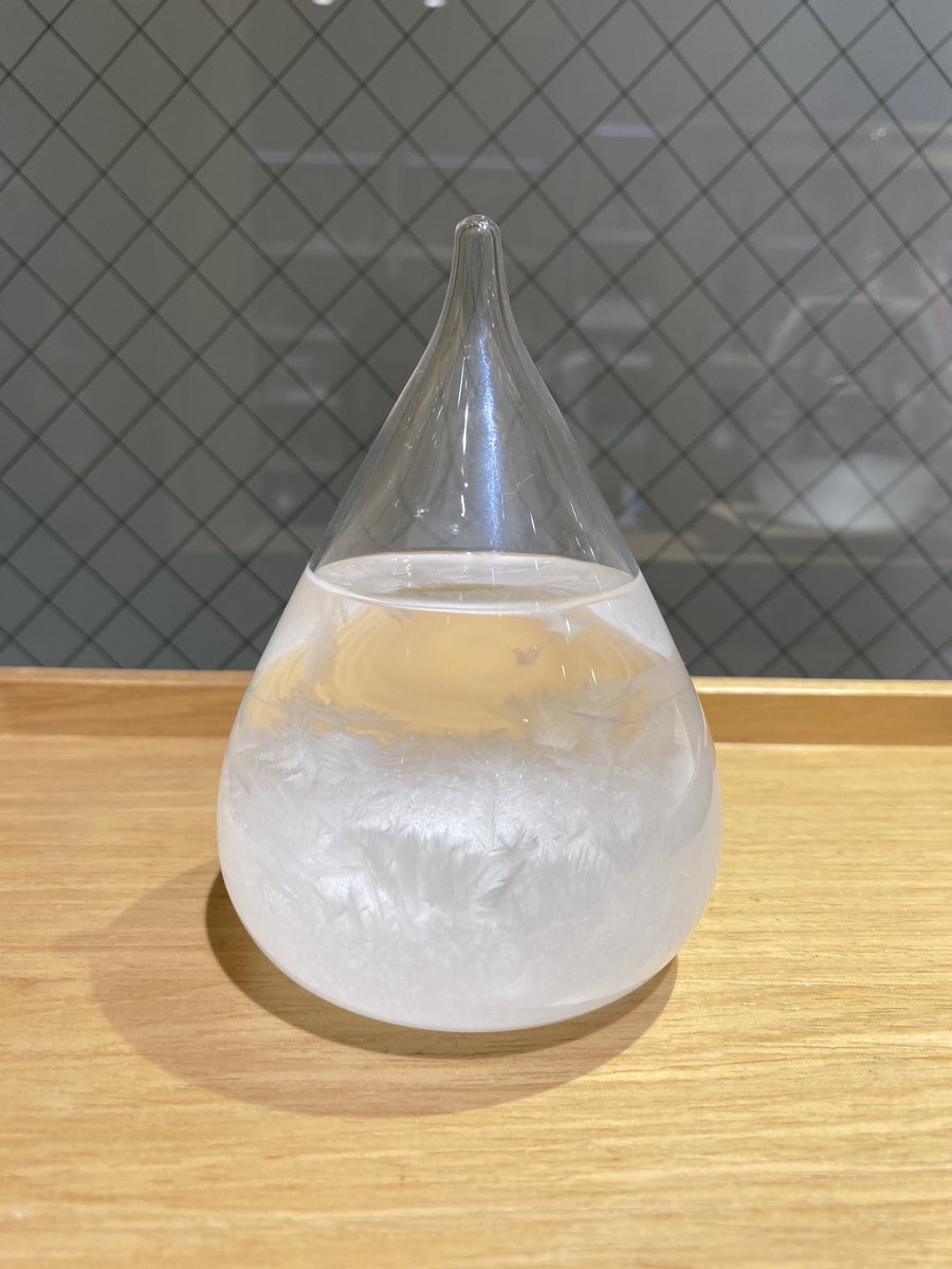 Ginza_Itoya's tweet photo. 19世紀のヨーロッパで使われていた気象予報器「ストームグラス」を雫の形にした、様々な結晶の表情が楽しめるガラスのオブジェ #テンポドロップ インテリアとしてもオシャレ。興味をもつ人も多いので贈り物としておすすめです。
G.Itoya6F
#itoyahome
#TempoDrop
#母の日ギフト https://t.co/roW1VpQhbY