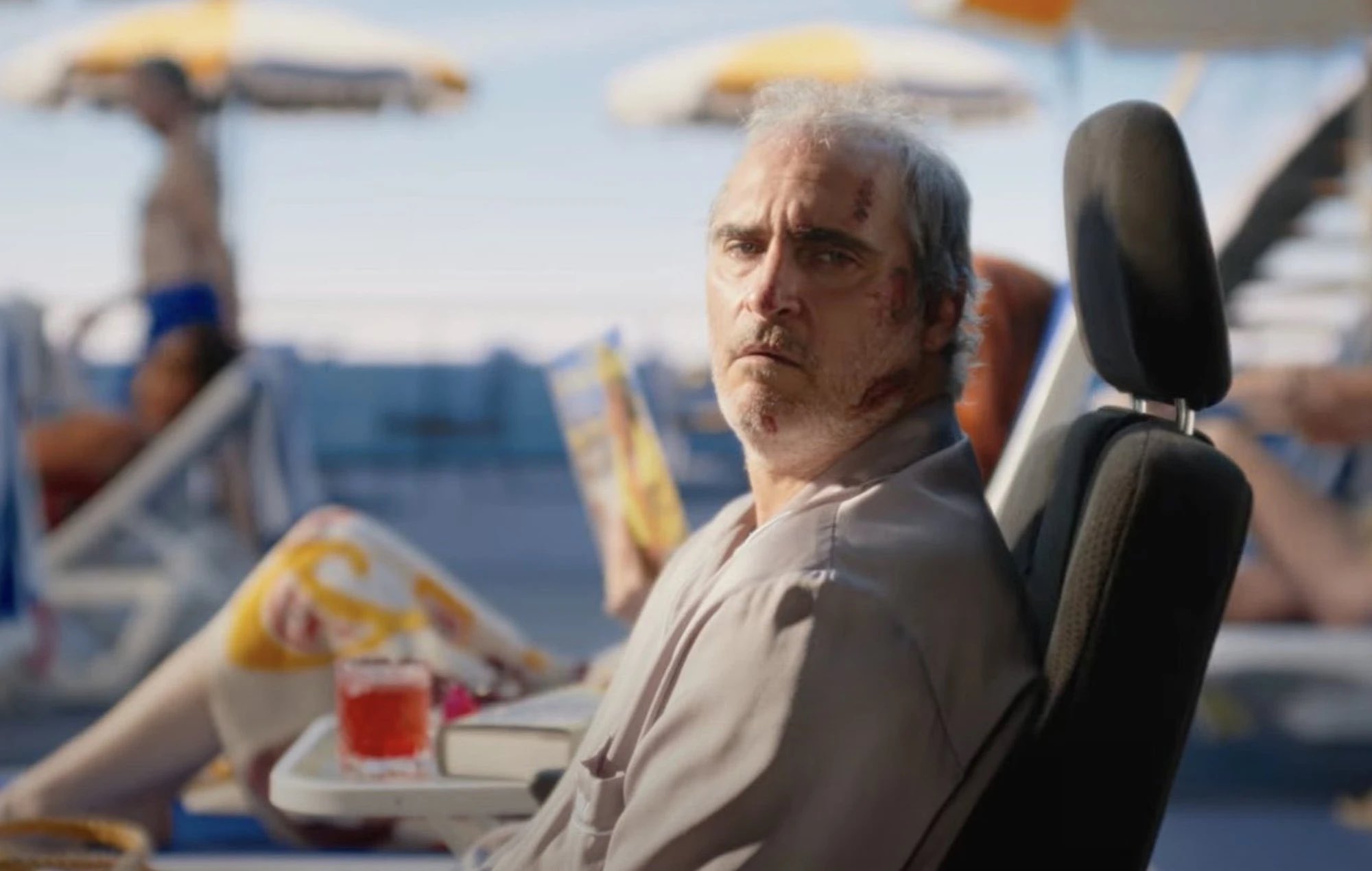 Joaquin Phoenix in Beau is Afraid recensie door Ari Aster