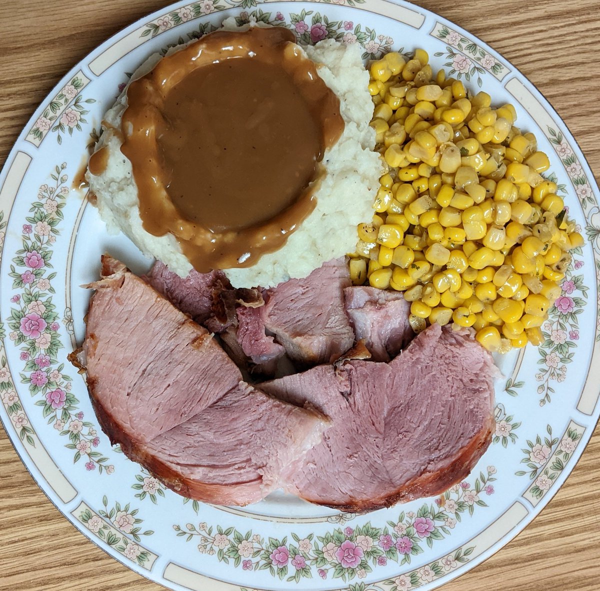 recipesallkinds's tweet photo. Baked Ham, Mashed Potatoes & Gravy, Buttered Corn
#allkindsofrecipes #testkitchen #bakedham #ham #mashedpotatoes #mashedpotatoesandgravy #porkgravy #gravy #butteredcorn #corn https://t.co/YNRYrtfbms