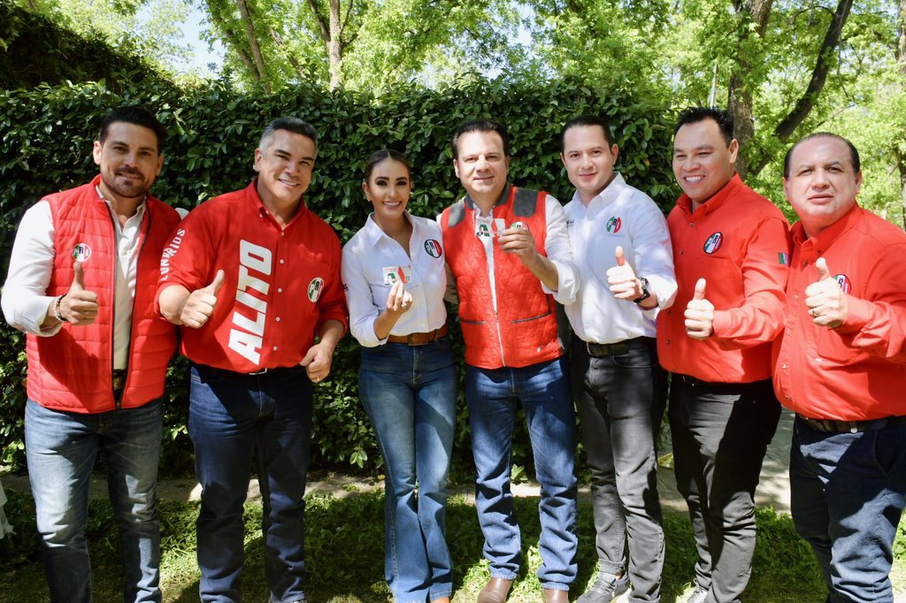 alitomorenoc's tweet photo. Nos dio mucho gusto hacer entrega de la credencial de militante al Gobernador @EVillegasV y a su esposa @Marisol_rosso. ¡En Durango tenemos a un gran Gobernador, siempre cercano al Partido! 💪🏼🇲🇽 https://t.co/k70eyty6z0