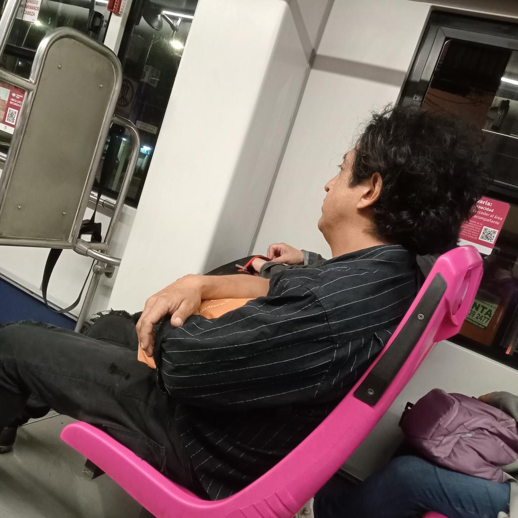 Deya2702's tweet photo. @MetrobusCDMX como siempre los policías nunca están pendientes en los vagones de mujeres de la ruta que va para tepalcates. Y lo peor no solo que los policías no hagan su trabajo, sino los mismos hombres, no tengan educación y las mujeres los quieran traer pegados sin respetar https://t.co/17MXS7s4v1