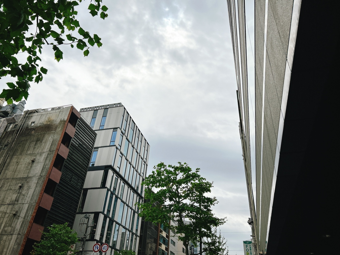 webrage_jp's tweet photo. おはレッジです！☁
東京都千代田区の天気はくもり

週明けですが、さ…さむい…
服装を完全に間違えました。
動きを多めにして暖かくしていきたいと思います
(((╭( ˇωˇ)╯)))

今日もよろしくお願いします！

#企業公式が毎朝地元の天気を言い合う https://t.co/SylwiZ3xg7