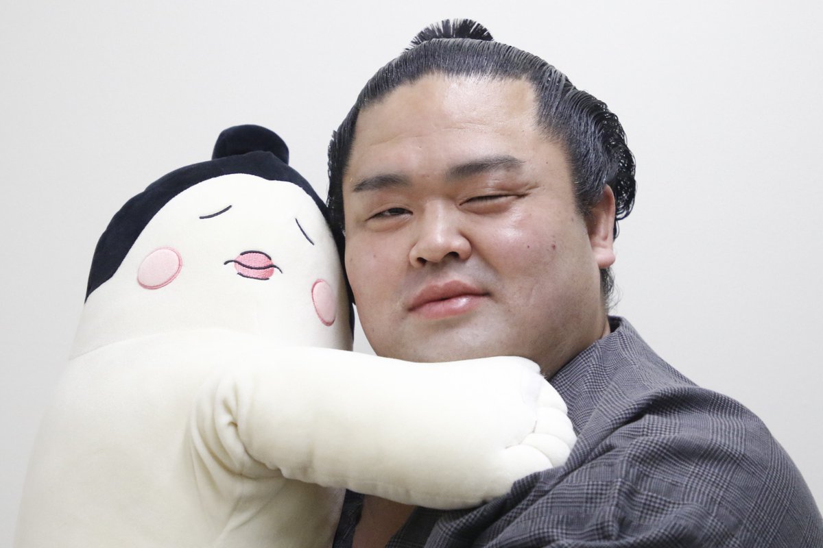 sumokyokai's tweet photo. こだわり詰まった抱き枕。
 ぎゅーってしたくなる抱き枕。
 妙義龍も思わずこの笑顔。
 想像以上の抱き心地。 

▶おすすめ抱き枕
https://t.co/cpqNRLztGM

 #妙義龍 #抱き枕 #だいふく山 https://t.co/MjxFa06VuV