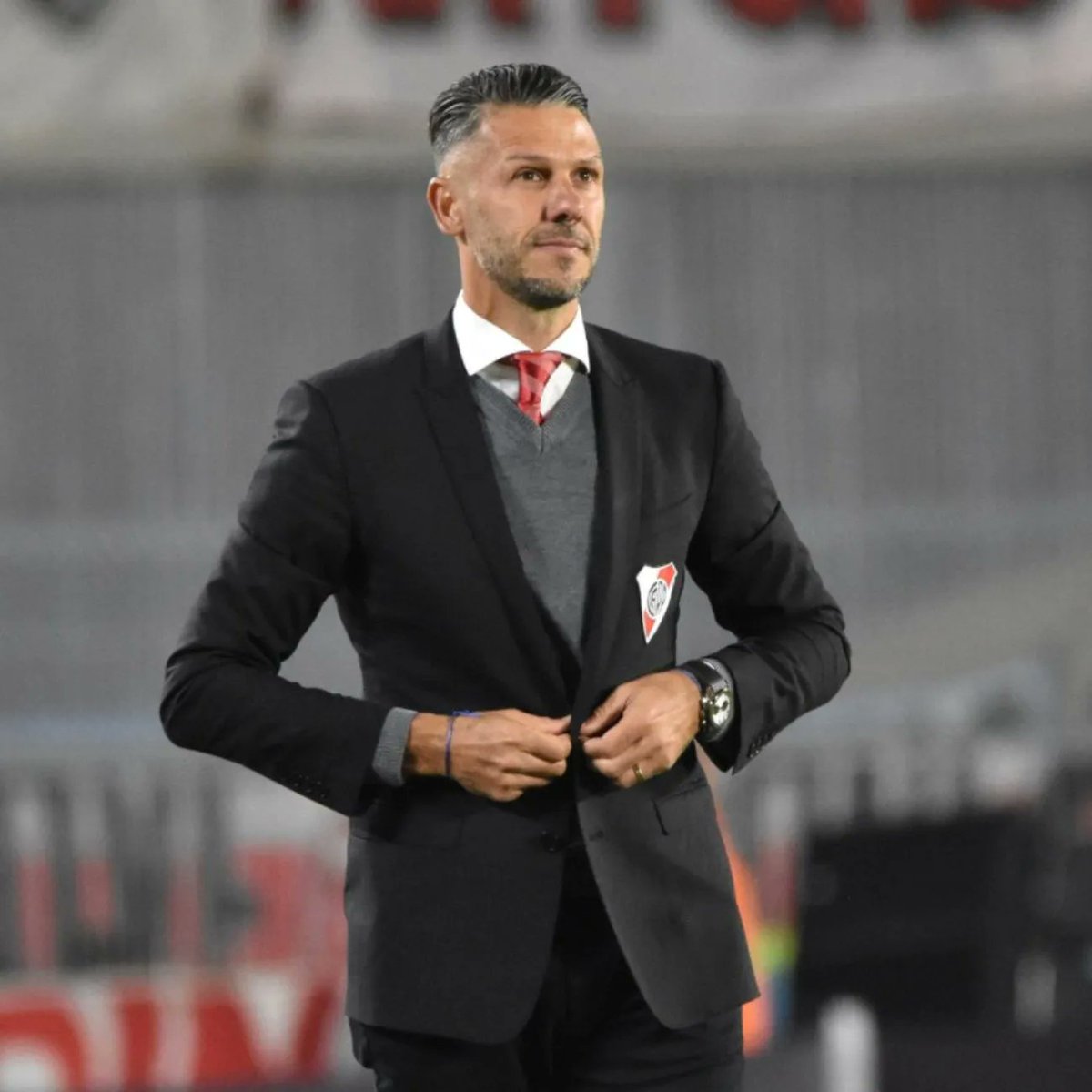 VSportsTM's tweet photo. El River ⬜️🟥⬜️ de Demichelis:
⚽️Líder con 6 de ventaja sobre el 2º y 9 sobre el 3º
⚽️Lleva 33 puntos de 39 posibles (84,61%)
⚽️El que más ganó (11, 3 más que cualquier otro)
⚽️Uno de los que menos perdió (2, junto a San Lorenzo y Rosario Central)
⚽️El más goleador
⚽️La valla menos vencida con San Lorenzo
⚽️8 triunfos consecutivos sin recibir goles
⚽️Líder en la tabla de primeros tiempos
⚽️Líder en la tabla de segundos tiempos
⚽️Mejor porcentaje de puntos como visitante
⚽️Convirtió en todos los partidos oficiales de la Era Demichelis
⚽️11 jugadores diferentes marcaron al menos un gol en la liga (13 si sumamos Libertadores y el partido vs. Banfield).
⚽️Le lleva 15 puntos a Racing (tiene un partido menos), 18 a Boca y 23 a Independiente.
⚽️Líder en posesión
⚽️Líder en remates efectivos al arco rival