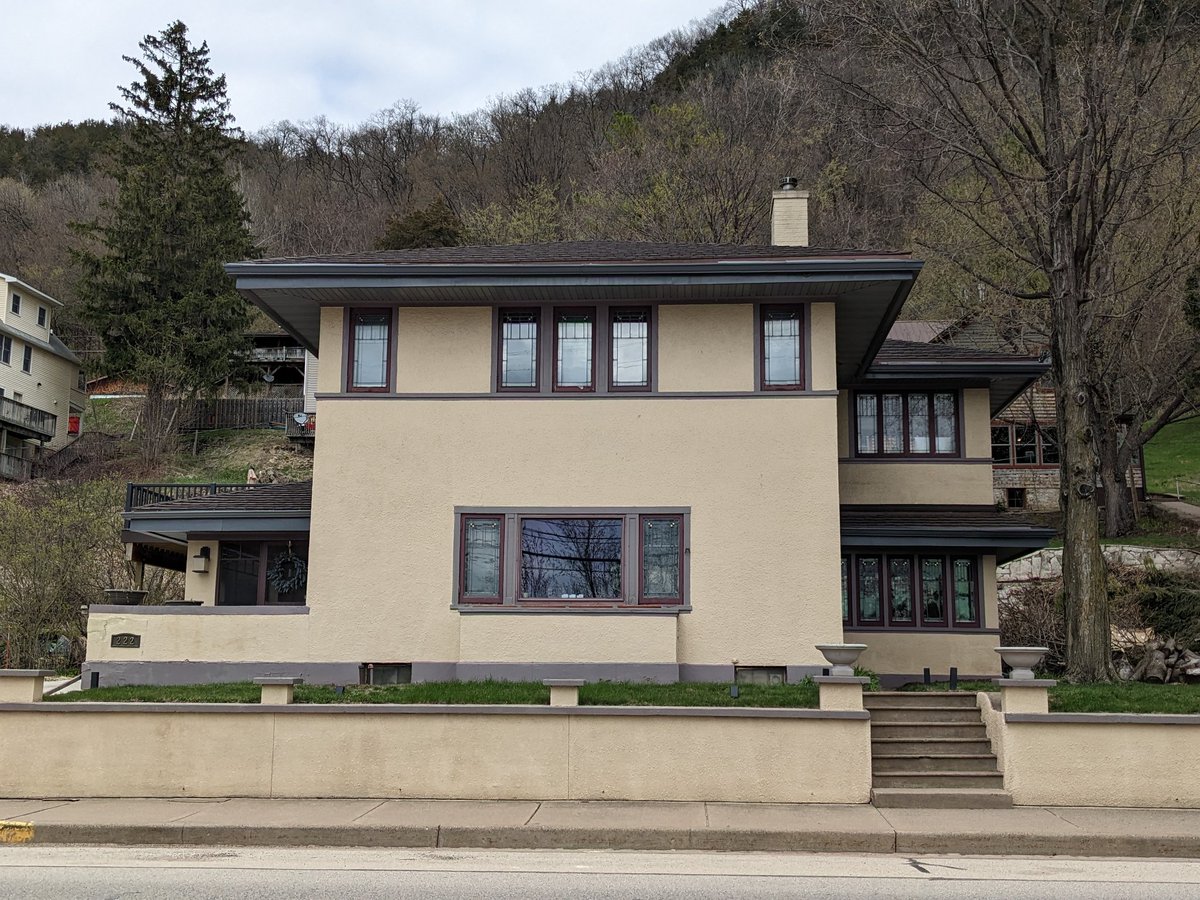 jkomarolivarez's tweet photo. Yet another #PrairieSchool house in Fountain City, WI at 222 S. Main Street. Couldn't find a listing online but if anyone knows the architect let me know! https://t.co/UeEWriM7Hd
