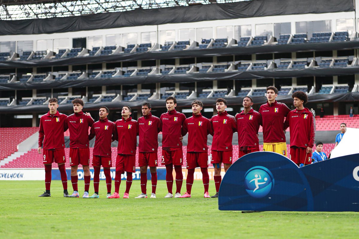 Javier_EPP's tweet photo. La Vinotinto sub17 cerró un torneo muy top. Solo perdimos contra Brasil y Argentina, jugando muy buenos partidos. Un equipo que juega muy bien y que compitió hasta el final.

David Martinez, la estrella. Arango Jr como gran socio. Sequera el pilar del mediocampo. Silva como gran estrella en el LI. Reinoso, la gran revelación. Colina para los momentos importantes. Merecen su Copa del Mundo.