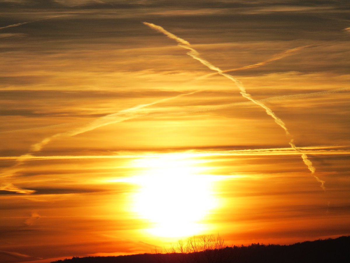 purradyyne's tweet photo. Did you know that airplanes create clouds? We explore the science behind airplane contrails and their impact on the environment. #contrails #coulds #environment #EnvironmentalJustice #deathspoon #novel #fiction #suspense https://t.co/54fdkTqfs9