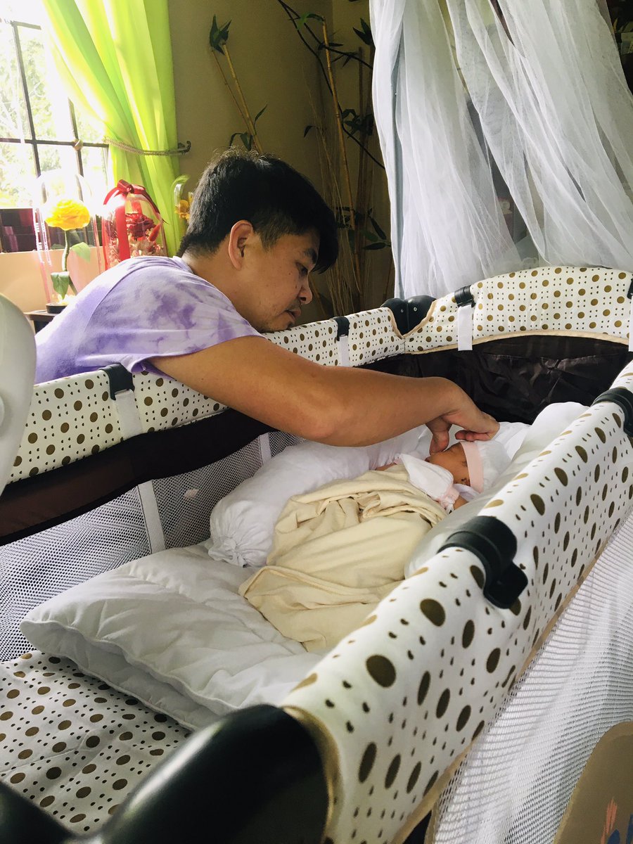 betchaiialigoo's tweet photo. A day after her 1st Pedia checkup! She lost .1kg here wc is normal naman daw sabi n Doc for newborns kasi they are starting to poop na. Right here, she’s in the crib her Abu&amp;Ninong gave her. And her Papa, in his usual lovelyplayfulself, pinipisil ang ilong na matangos* haha! 😍🥰 https://t.co/gz3ilKOs2b
