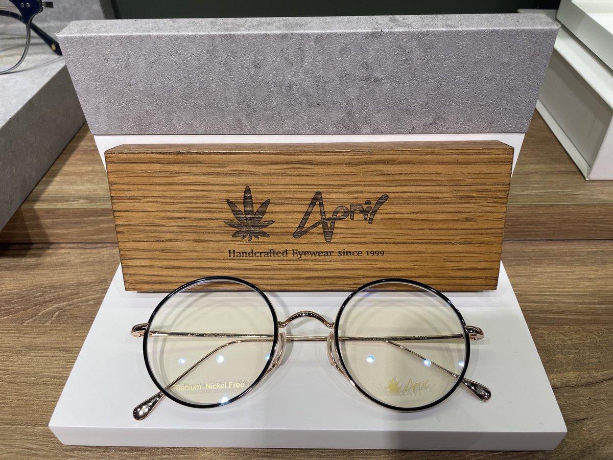 KT_OPTIC's tweet photo. 🕶 อีกหนึ่งแบรนด์ที่มาแรงในขณะนี้ 𝙰𝚙𝚛𝚒𝚕 𝙴𝚢𝚎𝚠𝚎𝚊𝚛 แว่นตาที่ผ่านการออกแบบที่ประณีต ดีไซน์เนอร์ยังคัดสรรวัสดุที่ดีที่สุดเพื่อนำมาใช้โครงแว่น

ที่ KT OPTIC สาขา Seacon Square Srinakarin
T. 02 721 8741
Line : @795unydw
.
#KTOPTIC #ร้านแว่นตา #April
#眼镜店 #眼镜 #太阳镜 https://t.co/X40EjVcZZI