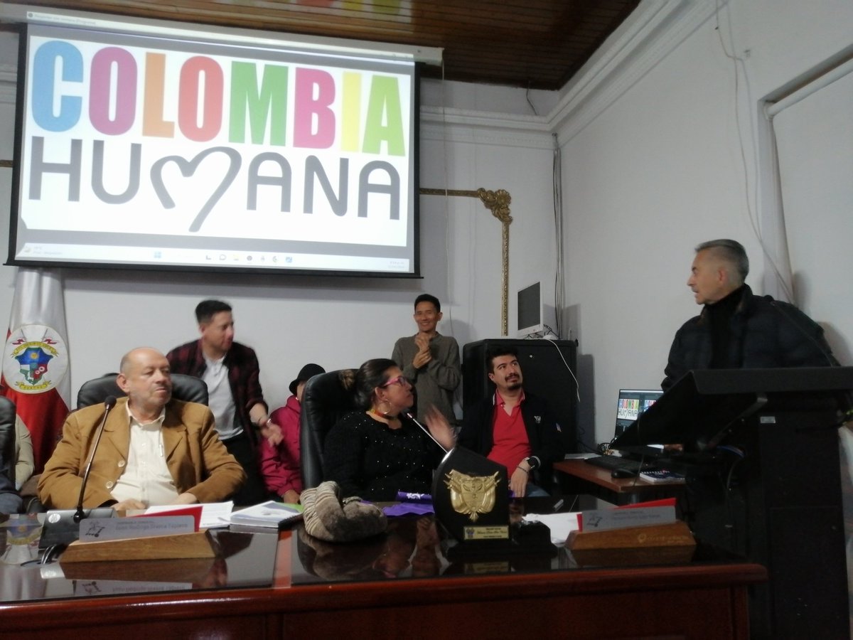 furasandra's tweet photo. 💛Encantada este tiempo de compartir con @CameloJoaquin la avanzada del cambio x #Cund, la Política del Agua uno de los ejes d este programa de gobierno en el territorio con el equipo d @AlianzaAgua en los territorios 🐸 https://t.co/j42GxHmvxd