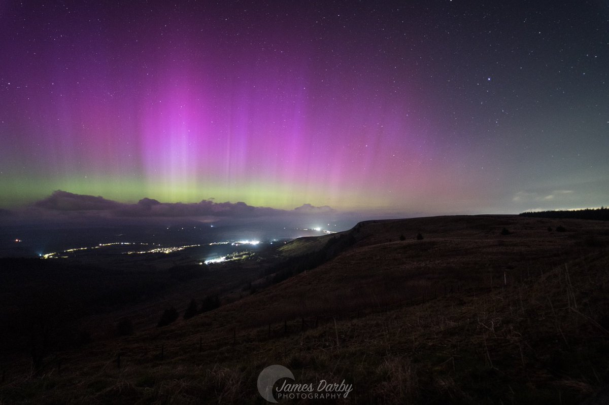 Finally managed to capture them :) #AuroraBorealis #NorthernLights taken from the Rhigos mountain #wales