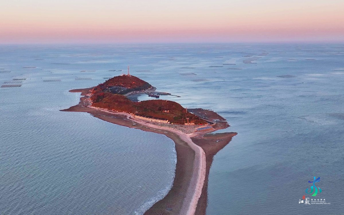 VisitJiangsu's tweet photo. #DiscoverJS Check out the amazing road in Lianyungang, Jiangsu! It's a stunning 2.6 kilometer stretch of land that's actually the longest sea road in all of China. The sight is reminiscent of the well-known story of Moses crossing the red sea.#InsiderJS https://t.co/X2UB4VaXeV