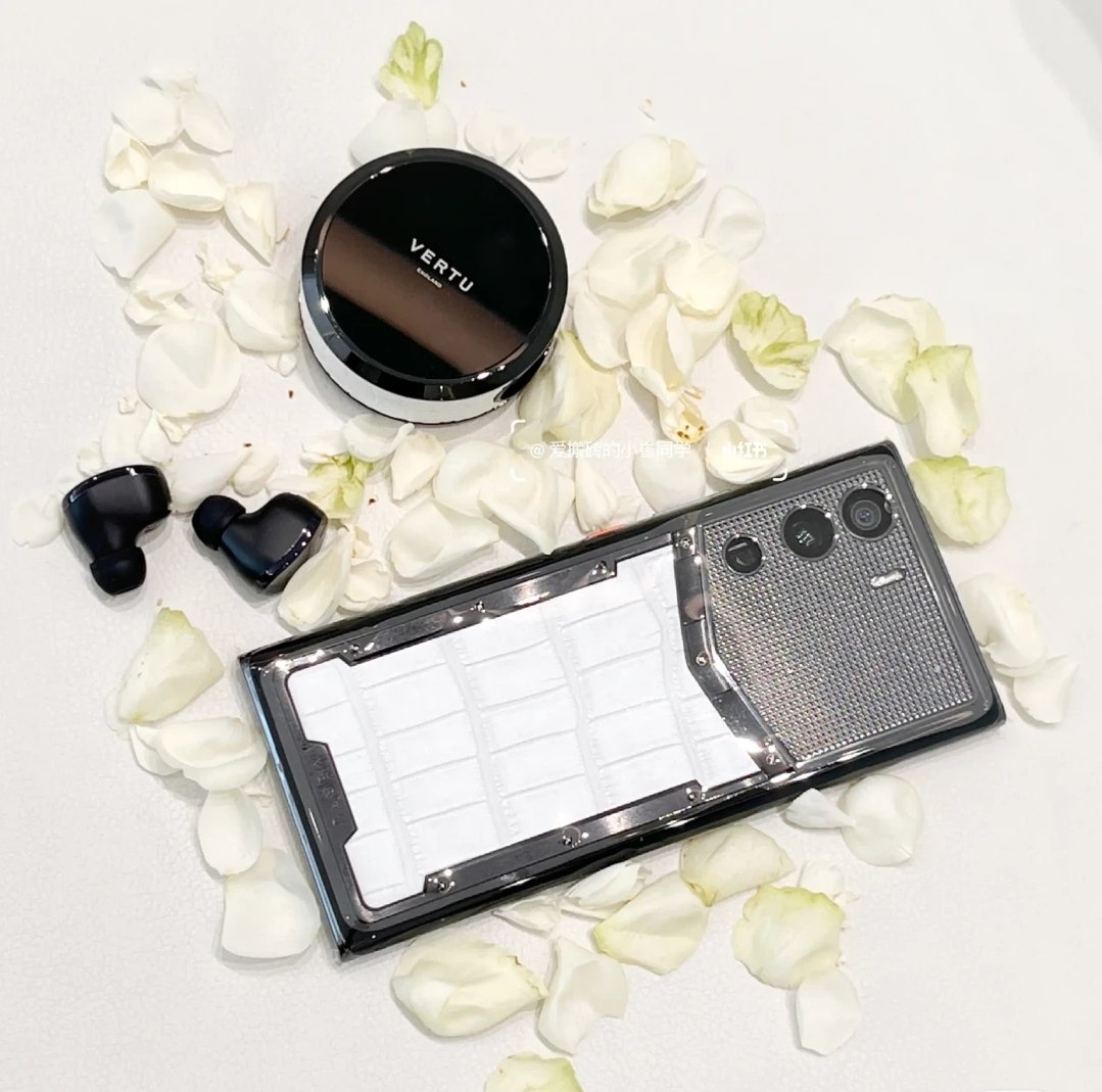 Firth1998's tweet photo. VERTU METAVERTU ALLIGATOR LEATHER CREAMY WHITE 5G WEB3 PHONE 12GB+512GB/18+1TB ROM AND RAM https://t.co/tIR5zngM56