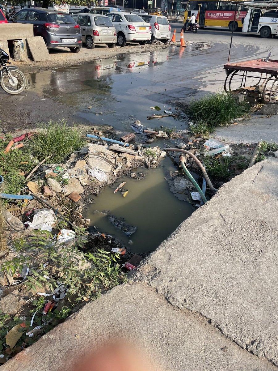 GRamadevi10's tweet photo. Drainage leakage near Ankura Hospital, Madeenaguda since last 15-20 days. Fully unhygienic condition in the premises of a hospital. No one is bothered even to complain I guess. May resolve at the earliest @GHMCOnline @CommissionrGHMC https://t.co/DyDQ3RrDmR