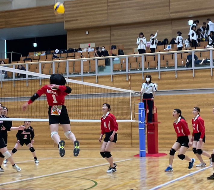 numgvc's tweet photo. 今大会で、4年長濱優衣が引退となります。

コロナ禍の影響で、出場出来た公式戦は2大会のみでしたが、今大会も多彩な攻撃と、素早い動きの堅実な守備でチームを決勝まで導いてくれました。

寂しいですが、たくさんゲーム練に来てもらおうと思います！ https://t.co/47ulW6LCgt