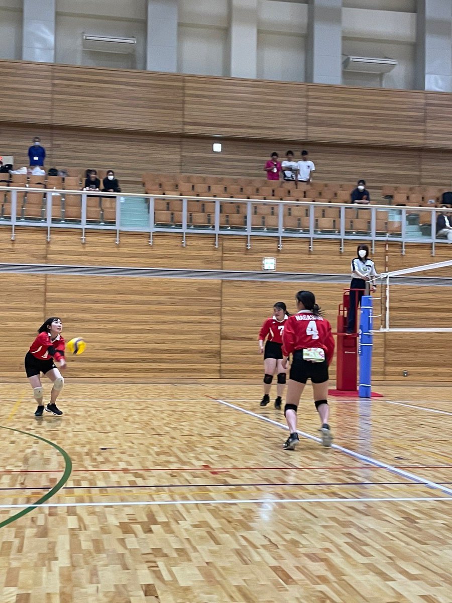 numgvc's tweet photo. 今大会で、4年長濱優衣が引退となります。

コロナ禍の影響で、出場出来た公式戦は2大会のみでしたが、今大会も多彩な攻撃と、素早い動きの堅実な守備でチームを決勝まで導いてくれました。

寂しいですが、たくさんゲーム練に来てもらおうと思います！ https://t.co/47ulW6LCgt