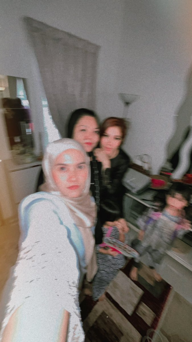 MelKitteh's tweet photo. Gadis-gadis, mak gadis dengan anak mak gadis 😂
@sfeafitri_ @melorathirah https://t.co/Y72k0fYtZ5