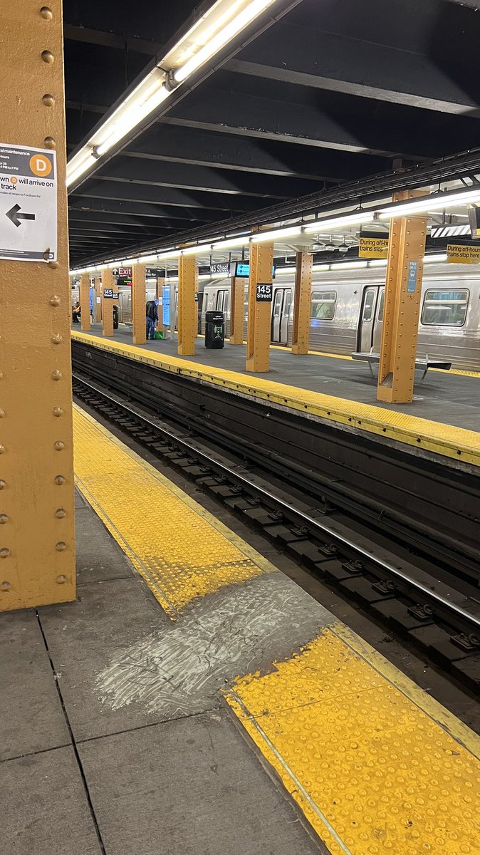 bigpantstinytop's tweet image. Sight seeing in the city