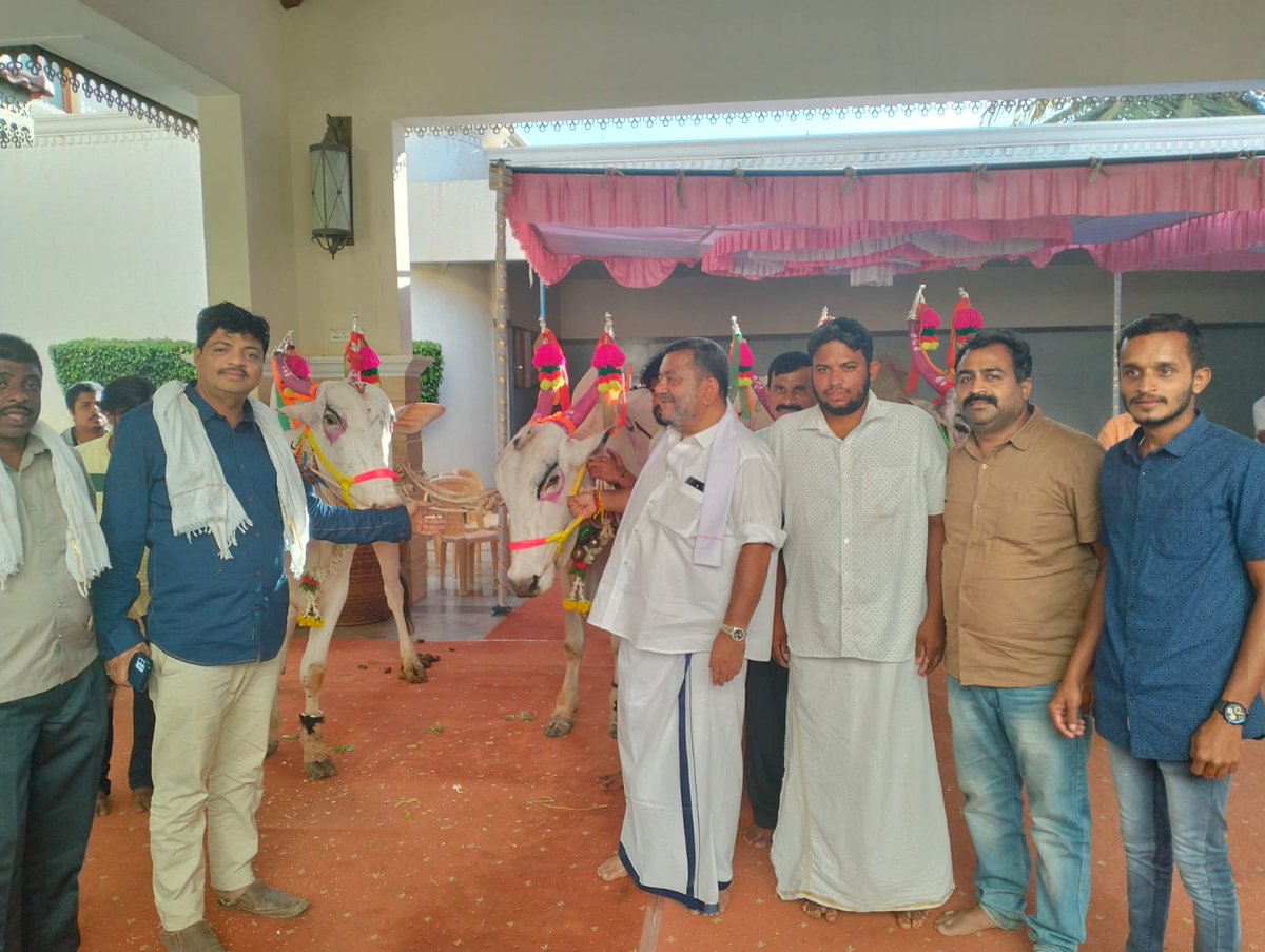 SS_Mallikarjun_'s tweet photo. ಜಗತ್ತಿಗೆ ಅನ್ನ ಹಾಕುವ ಅನ್ನದಾತ, ದೇಶದ ಬೆನ್ನೆಲುಬು ರೈತನ ಆತ್ಮೀಯ ಮಿತ್ರರು ಆಗಿರುವ ಬಸವಣ್ಣಗಳು, ಈ ಸುದಿನದಂದು ಬಸವಣ್ಣಗಳನ್ನು ಸಿಂಗರಿಸಿ,ಪೂಜೆ ಮಾಡಿ,ಕುಟುಂಬ ಸಮೇತರಾಗಿ ಆಶೀರ್ವಾದ ಪಡೆದ ಸಂದರ್ಭ
#NammaMallanna #Ssmdavangere #Davangerenorth #ssmfordvg #ssmdvg https://t.co/HguPdrtcLn