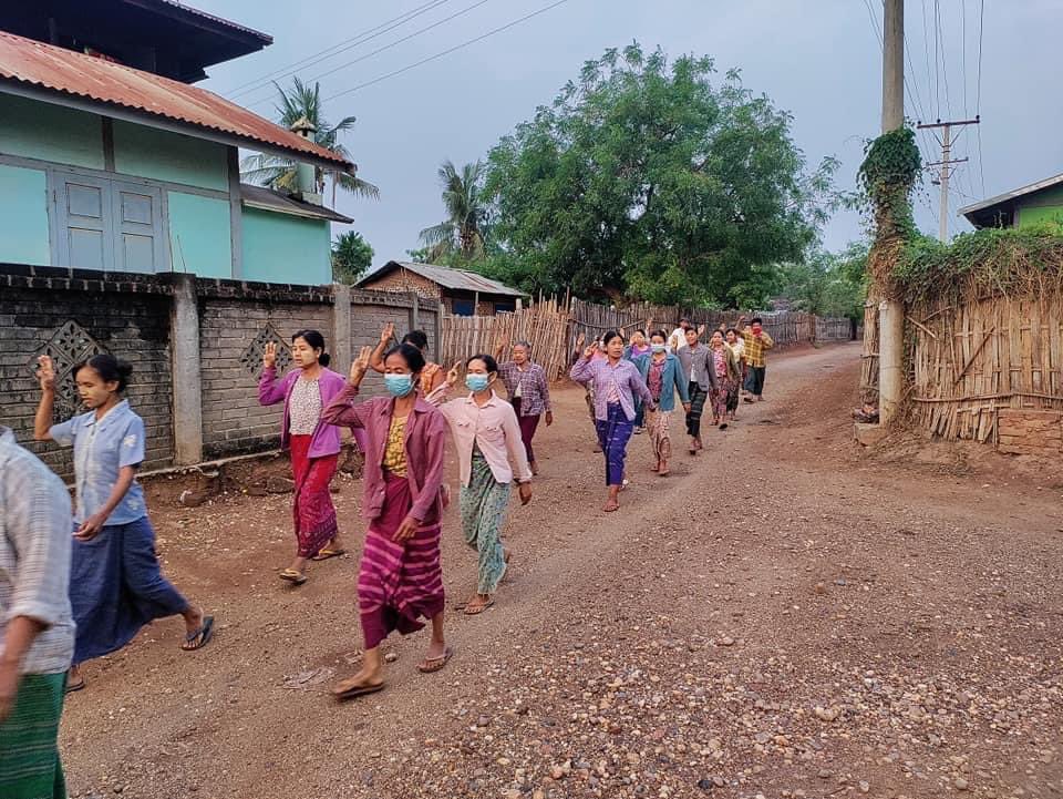 Pro-democracy residents from northern part of #Yinmarbin Twp, #Sagaing Region, staged a morning protest to demolish the #MilitaryDictatorship on Apr24.  #AcceptNUGRejectMilitary #2023Apr24Coup #WhatsHappeningInMyanmar