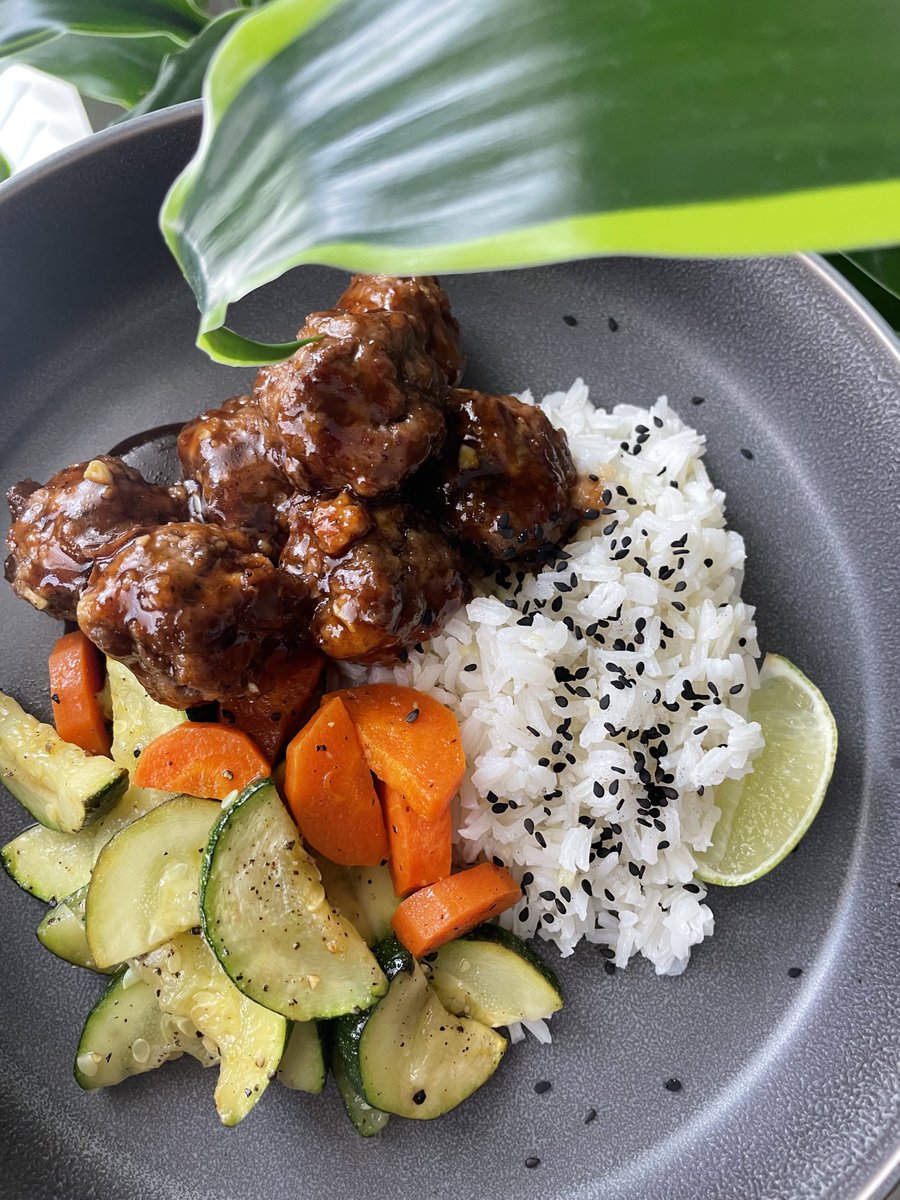 chefjanelfields's tweet photo. Teriyaki Chicken Meatball Bowls #mealprep #dallaschef #GetFieldUp https://t.co/LNwWyB5tb3