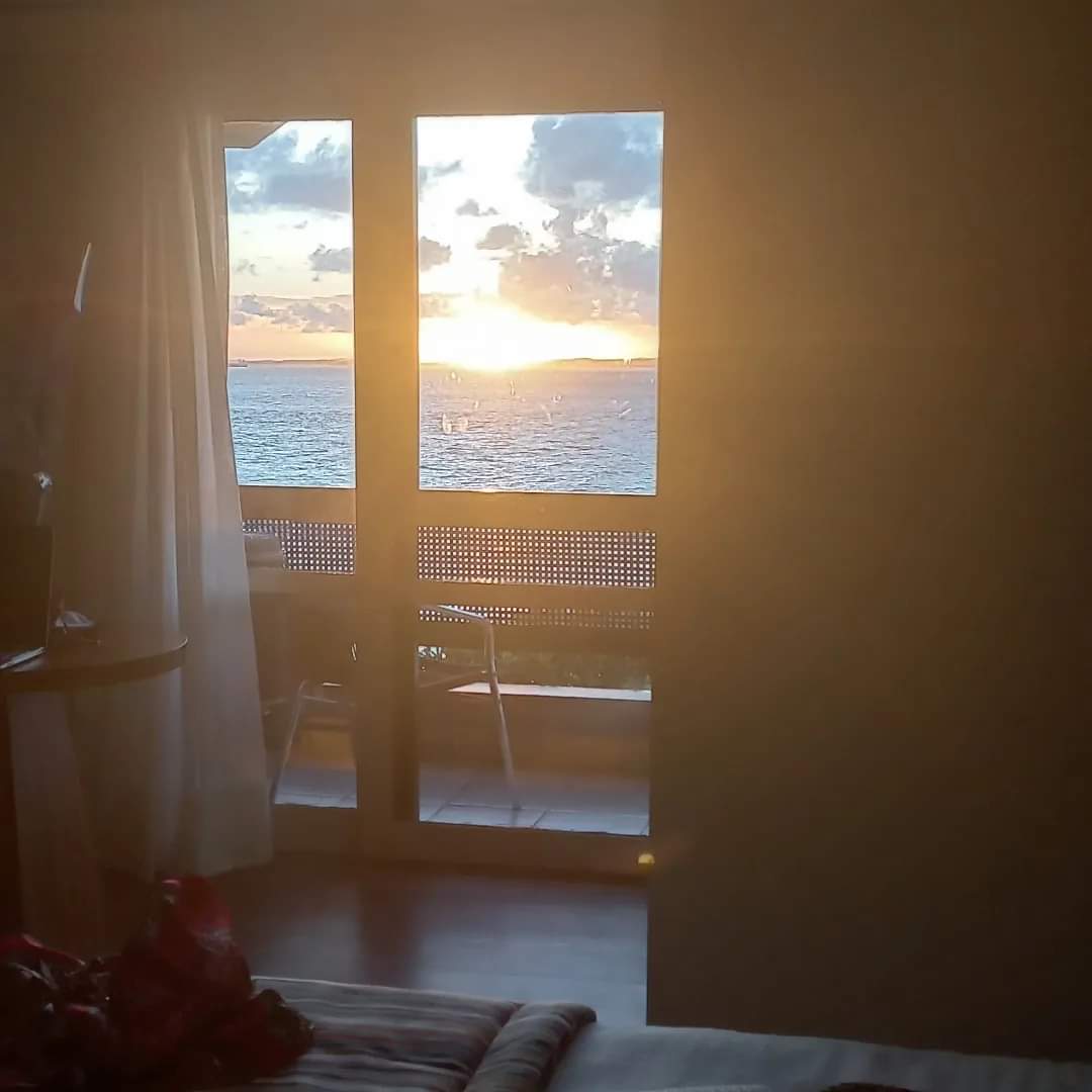 Rossannitta's tweet photo. Ya quiero volver a ver este bello atardecer ,asi se ve desde dentro de habitación en el sexto andar..vacaciones verano 2023. @granhoteldabarra  Salvador de Bahia /Brasil https://t.co/K4eTmcVWDt
