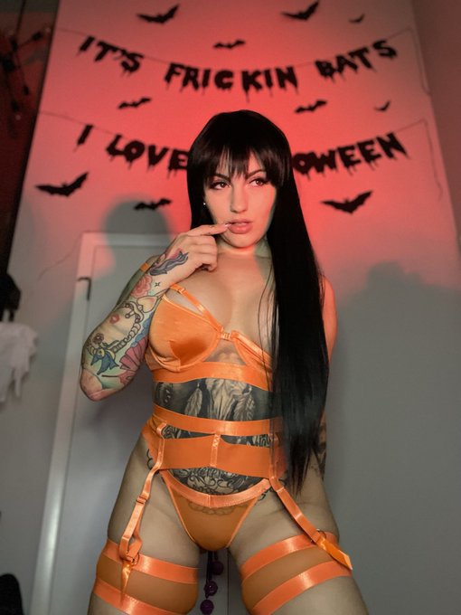 Damn I want Halloween NOW 🥲👻 https://t.co/Lf59p2ophq<a href="/tag/respectfully"class="tags"><span>#respectfully</span></a>