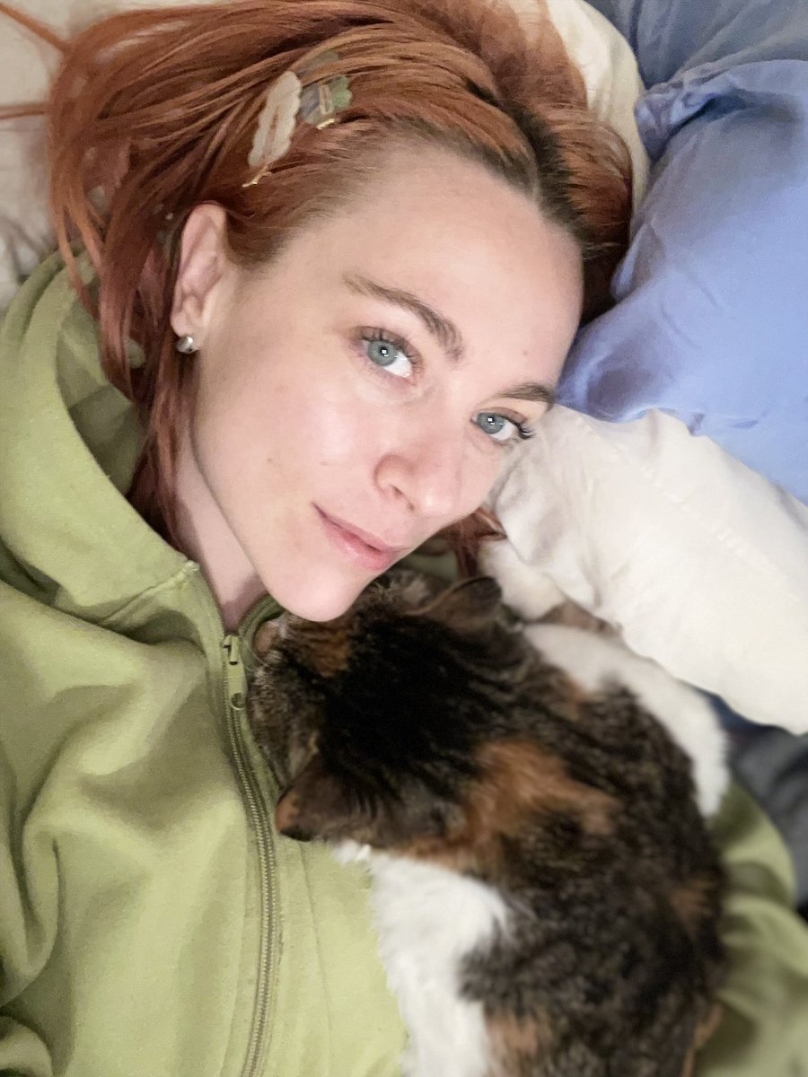 I said goodbye to the best cat I’ll ever know few days ago 😣 I haven’t been able to sleep without her meowing at me to go to bed and purring on my shoulder all night 💔