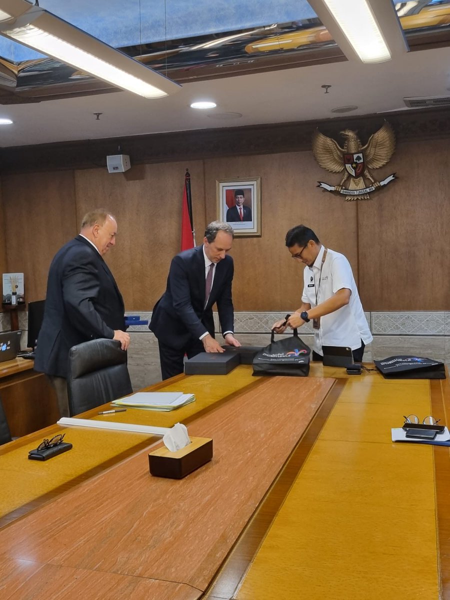 Échanges constructifs de la délégation et de l'ambassadeur de France <a href="/FabienPenone/">FabienPenone</a> avec le Ministre du Tourisme et de l'économie créative <a href="/sandiuno/">Sandiaga Salahuddin Uno</a> : les perspectives de coopérations dans le secteur culturel sont nombreuses et variées. @Kemenparekraf