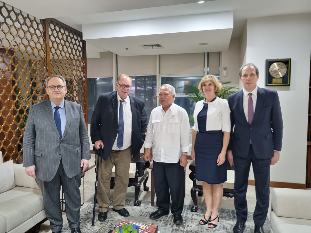 Avec le ministre des travaux publics et des logements sociaux Basuki Hadimuljono un échange principalement axé sur le projet de nouvelle capitale #Nusantara. <a href="/KemenPU/">Kementerian PU</a>