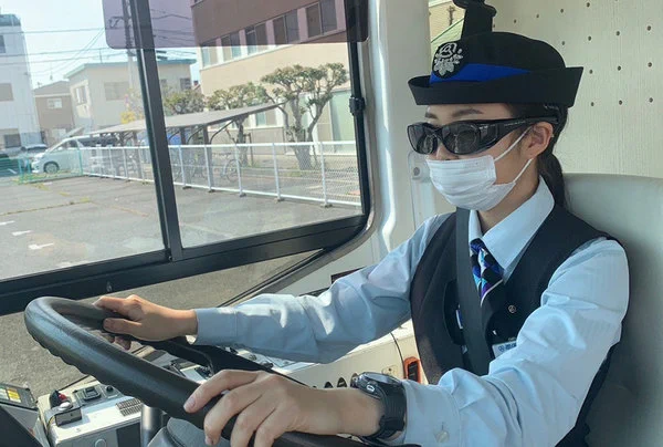 鉄道やバスの運転士がサングラス！目を守るための着用が広がる！