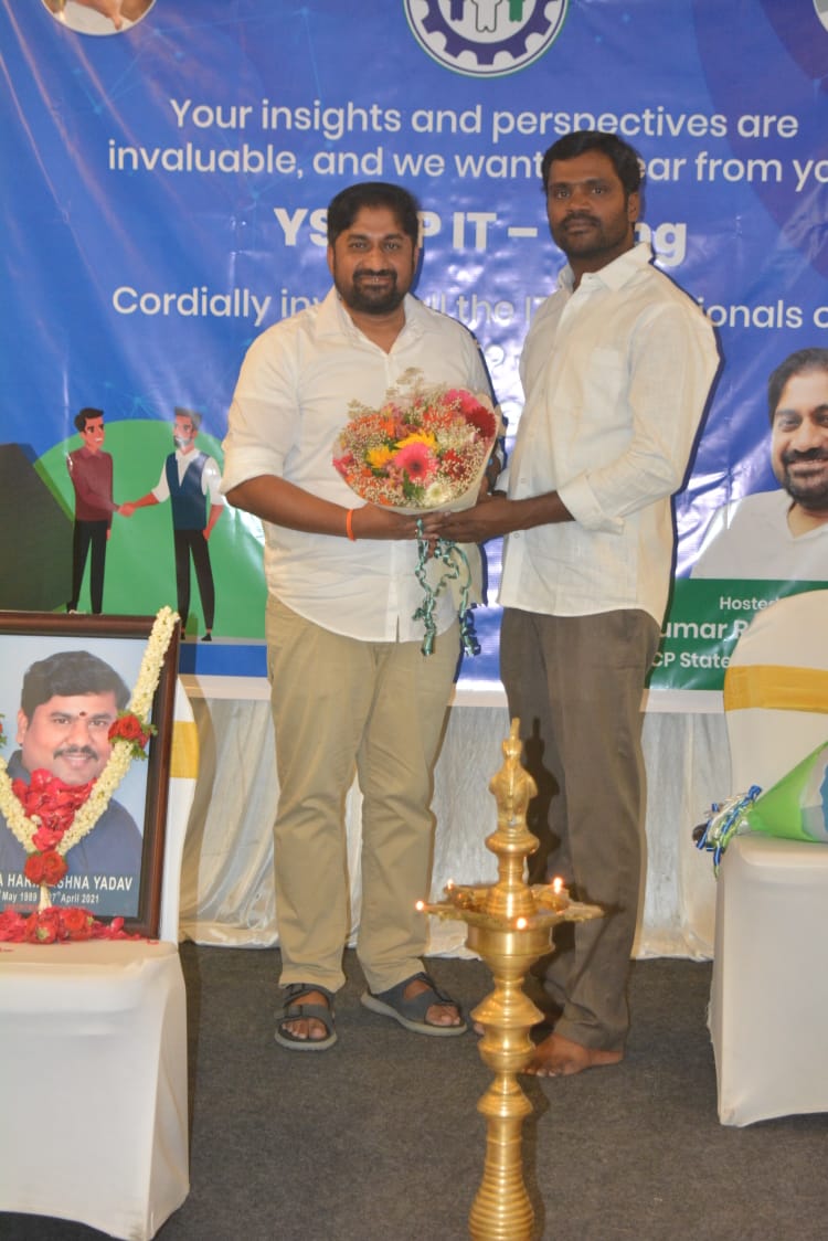 poolasurendra's tweet photo. Yesterday I Met YSRCP IT Wing State president Suneel Posimreddy Anna

YSRCP Bangalore IT Wing Meet and greet 🤝
@YsrcpITwingOff 
@YSRCPDMO 
@YSRCParty https://t.co/NDkJJTL08t