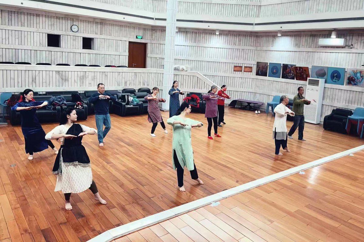 EOIBeijing's tweet photo. #IndianArt #ClassicalDance #HealthyWeekends 

Kathak Workshop #GatNikas @SVCC - graceful steps of Kathak and rhythmic poses. https://t.co/KBtIq8qW9f