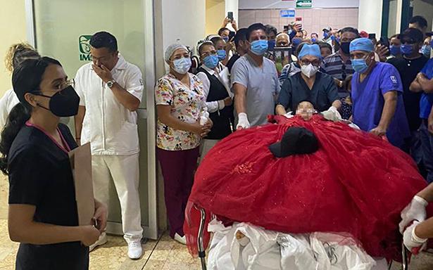 agenciajm's tweet photo. Con su vestido de 15 años despide 
IMSS a joven donante en Aguascalientes 

Gracias a la donación altruista, cinco personas resultarán beneficiadas con un órgano o tejido.

REDACCIÓN JM 
https://t.co/Hofeh818C5
@Tu_IMSS https://t.co/ozrX6Otbp4