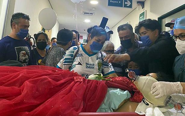 Con su vestido de 15 años despide 
IMSS a joven donante en Aguascalientes 

Gracias a la donación altruista, cinco personas resultarán beneficiadas con un órgano o tejido.

REDACCIÓN JM 
m.facebook.com/story.php?stor…
<a href="/Tu_IMSS/">IMSS </a>
