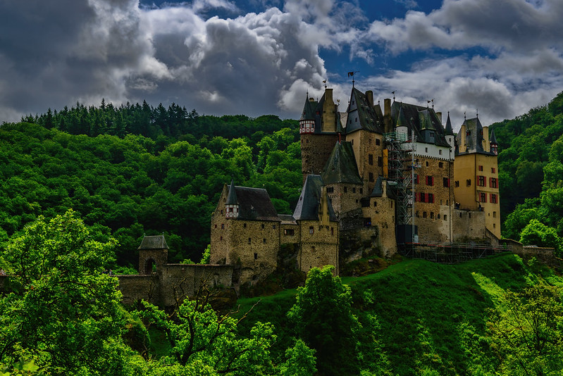 AxeHaft's tweet photo. Eltz Castle.
A medieval castle nestled in the hills above the Moselle River, Germany.
Still owned by the same family that lived there in the 12th century. 33 generations ago.
#buildwithstone to pass on to your future generations. https://t.co/Dqkx3jH2Gg