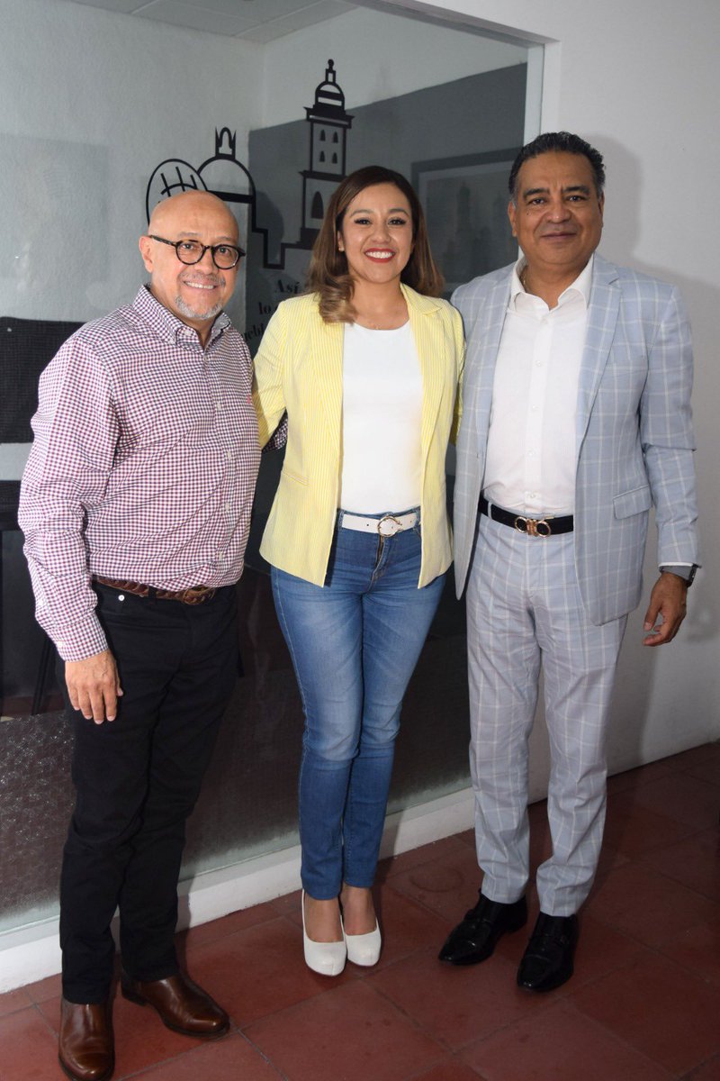castillo_rosas's tweet photo. Hoy continúa celebrando su cumpleaños mi querido compadre y amigo Mtro. #RenéSánchezJuárez @rene_froc Secretario General de la @PueblaFroc #FROCCONLABOR #Puebla.
Le deseo la siga pasando súper.
¡ Muchas felicidades a ti ! https://t.co/EvrjLYNrfO