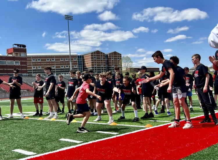 OzarkTigersFB's tweet photo. Thank you to the community for an awesome 1st ever @OzarkTigersFB Father/Son Camp!!!

We are building something special together…One Ozark Football Family!!! 1-0!!!

@OzarkTigers @OzarkHS https://t.co/3eG2NMFnxX