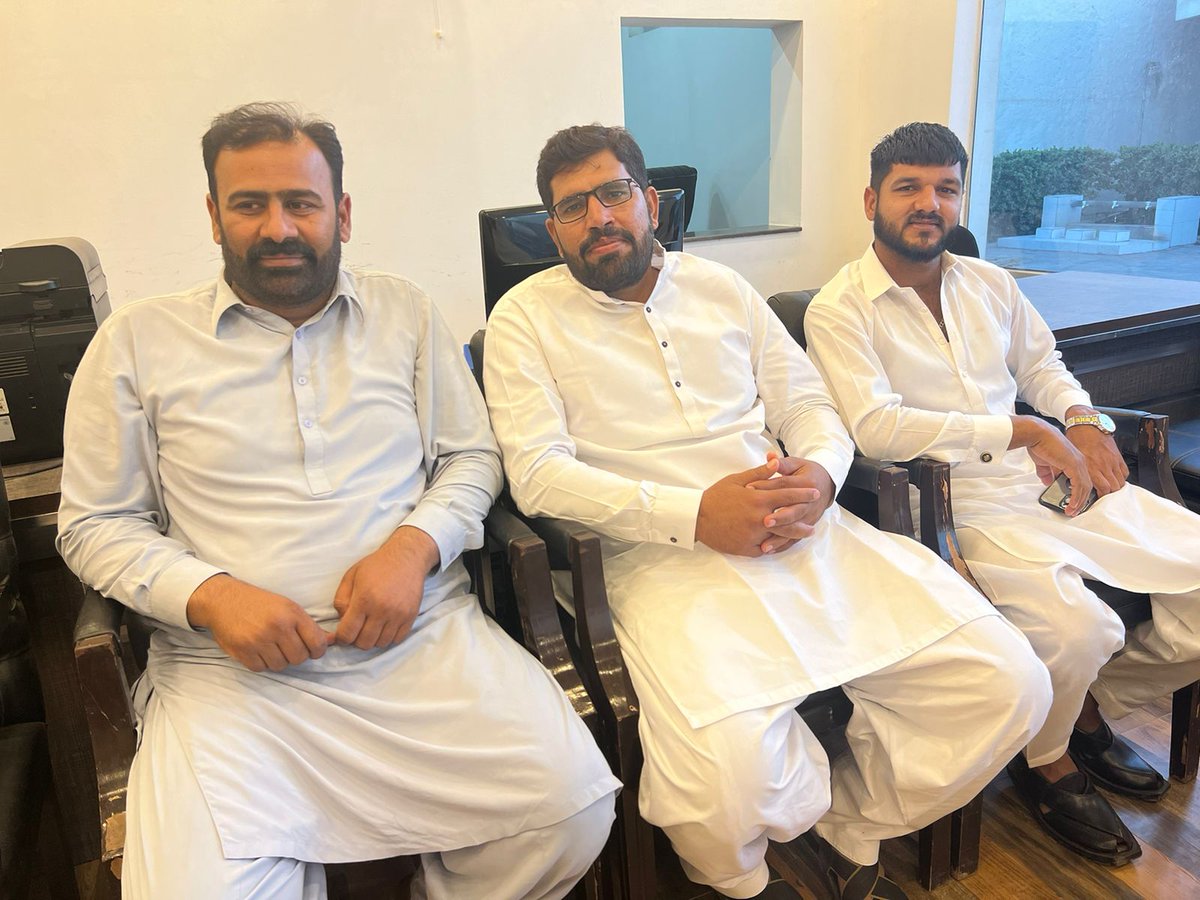 Sadhraich288's tweet photo. بولتی تصویریں
آج خالد نواز سدھرآئچ امیدوار برائے صوبائی اسمبلی حلقہ پی پی 121 نے  سارا دن صوبائی الیکشن آفس رجانہ میں گزارا اور حلقہ کے لوگوں سے عید ملتے رہے
#pp121 https://t.co/HfykWjE8F2