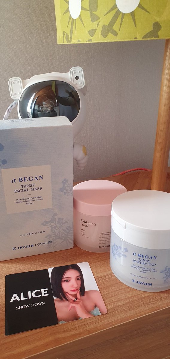 bongsunhwa's tweet photo. #ALICE #COMEBACK  #SHOW_DOWN #소희 #앨리스 #ELRIS #PAD #걸그룹 #KPOP #KOREAN_COSMETICS #IT_VEGAN #JAYJUN

망했다. 리뷰 쓰려고 산 건데 네이버 아이디로 사놔서 리뷰 못쓰게 생겼네. 🤣😂😭😭 https://t.co/LWNMpMrI4o