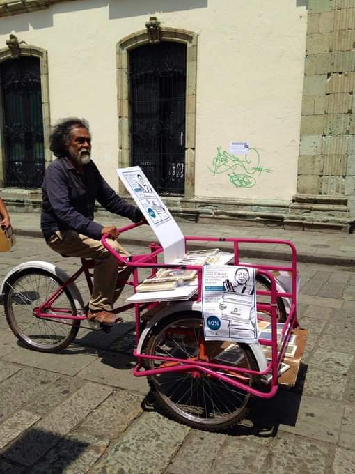 CompaRevolucion's tweet photo. El maestro Francisco Toledo paseaba en su triciclo rosa regalado libros por las calles de #Oaxaca, y aunque el maestro ya no está en este plano,  al triciclo se le quedó la bonita costumbre y ahora se le puede ver por las mismas calles regalando libros. https://t.co/eSqHkIiSZt