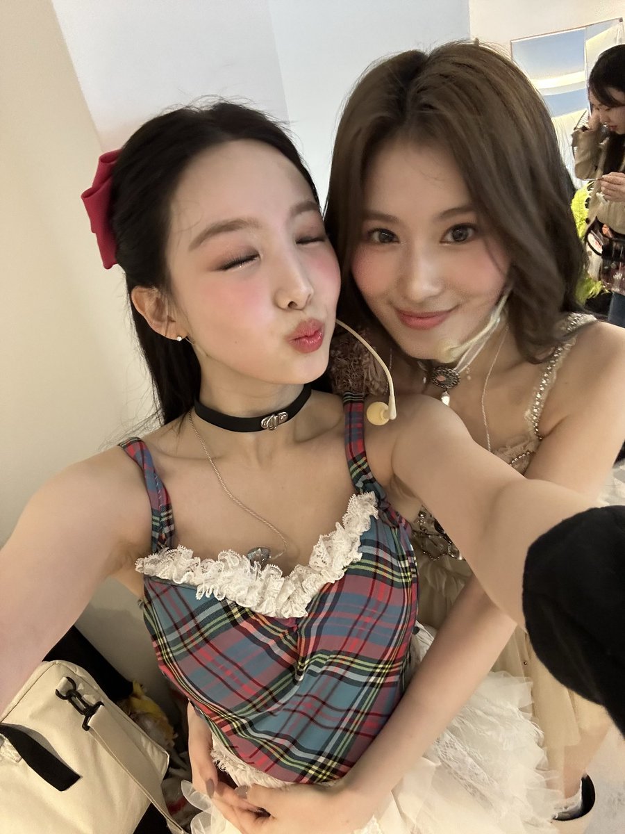 inybbl's tweet photo. 🧸💬

“I wanted to give you these too ㅋㅋ when i went out and Sana came” https://t.co/o0jf2rjQdz