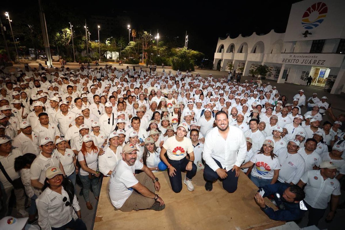 anapatyp's tweet photo. Este fin de semana hicimos brillar nuestra histórica Av. Yaxchilán, después de muchos años. La llenamos de alegría y convivencia familiar, reactivando la económica local con la celebración de nuestro #53AniversarioCancún
#ZoFu
#CancúnNosUne https://t.co/jNNgJv54LA
