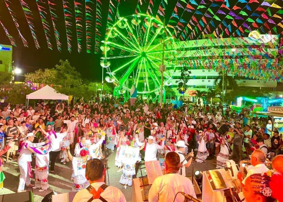 anapatyp's tweet photo. Este fin de semana hicimos brillar nuestra histórica Av. Yaxchilán, después de muchos años. La llenamos de alegría y convivencia familiar, reactivando la económica local con la celebración de nuestro #53AniversarioCancún
#ZoFu
#CancúnNosUne https://t.co/jNNgJv54LA